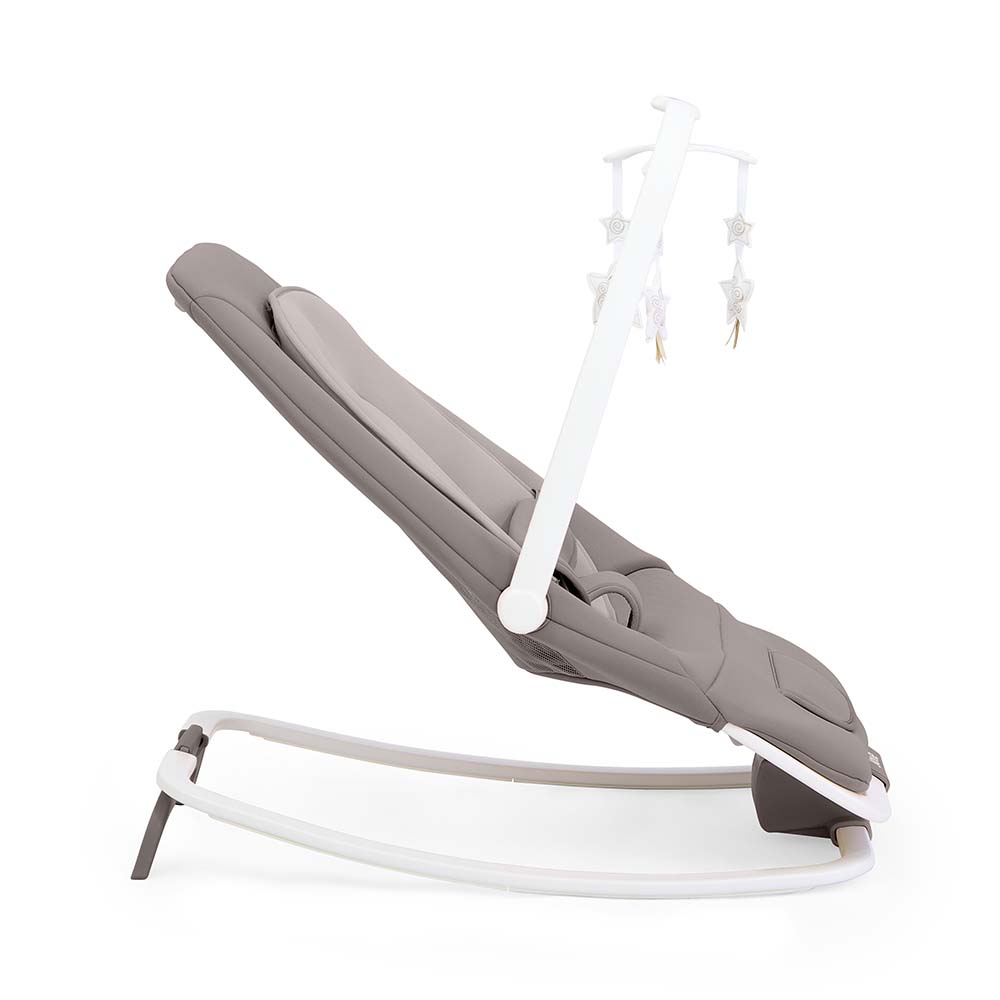 Vista lateral da espreguiçadeira Joie Dreamer com o assento reclinado na posição mais baixa, ideal para recém-nascidos.