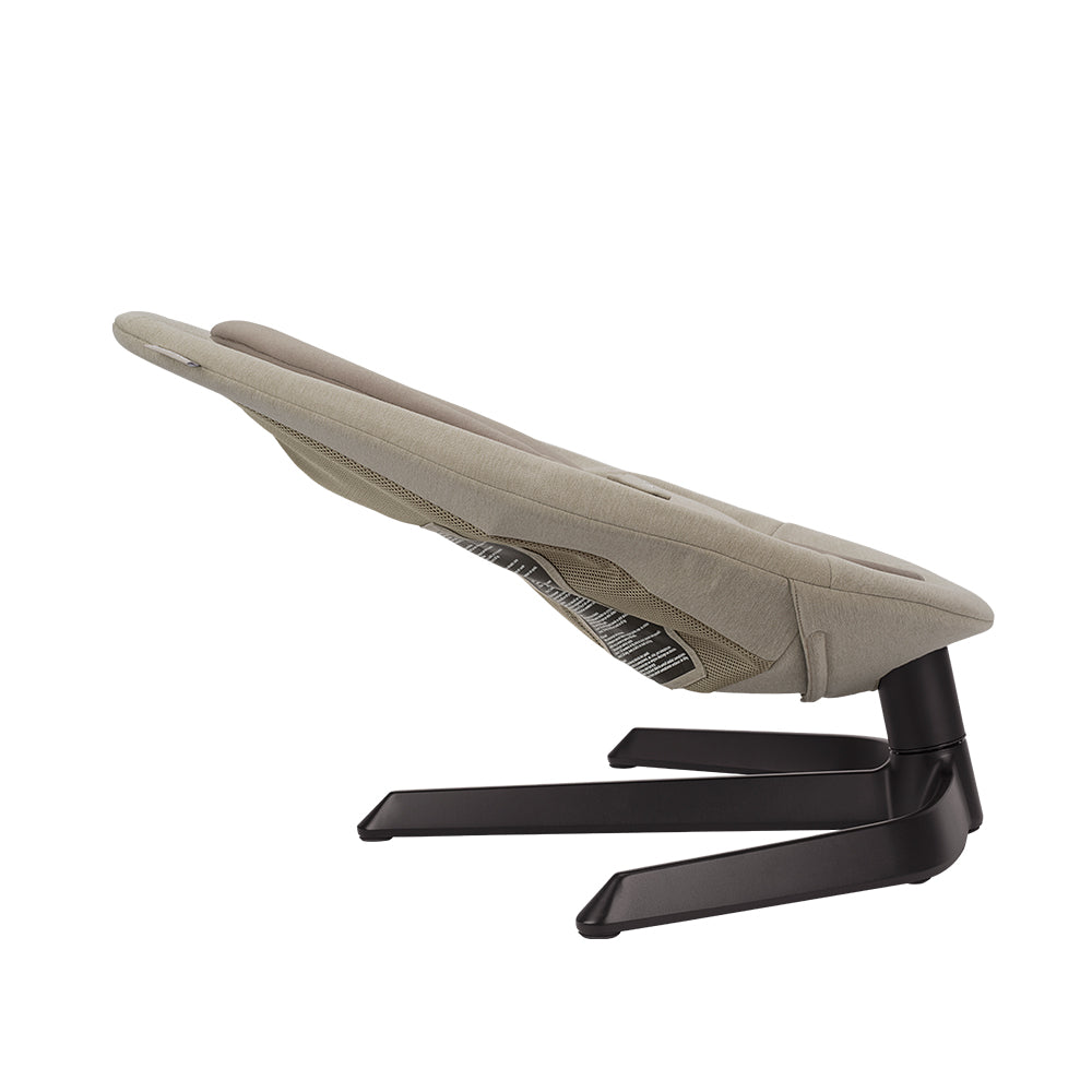 Espreguiçadeira Nuna Leaf com o redutor de assento em algodão orgânico, realçando a suavidade e conforto para recém-nascidos.