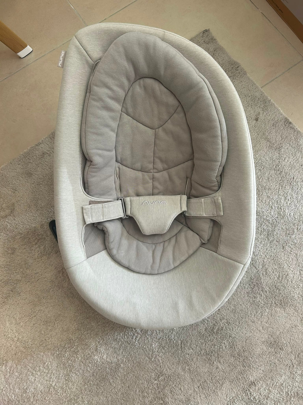 Espreguiçadeira Nuna Leaf com design ergonómico e base estável.