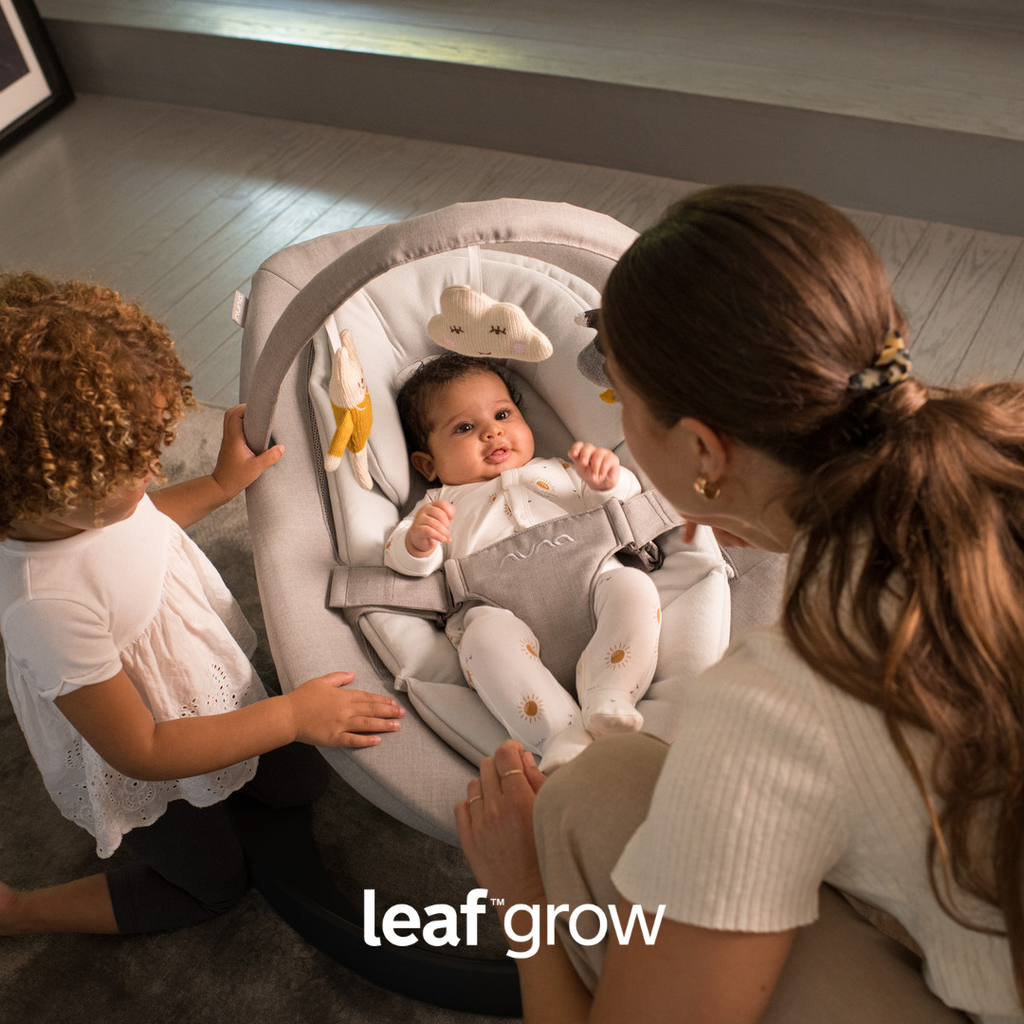 Espreguiçadeira Nuna Leaf Grow em cor neutra, mostrando a posição intermédia, com arnês de segurança visível.