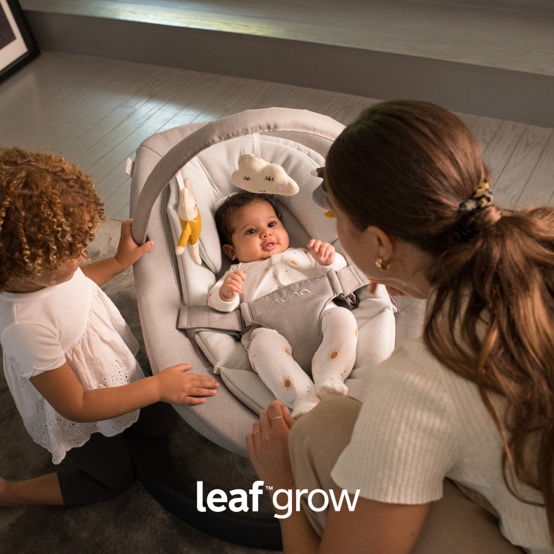 Espreguiçadeira Nuna Leaf Grow em cor neutra, mostrando a posição intermédia, com arnês de segurança visível.