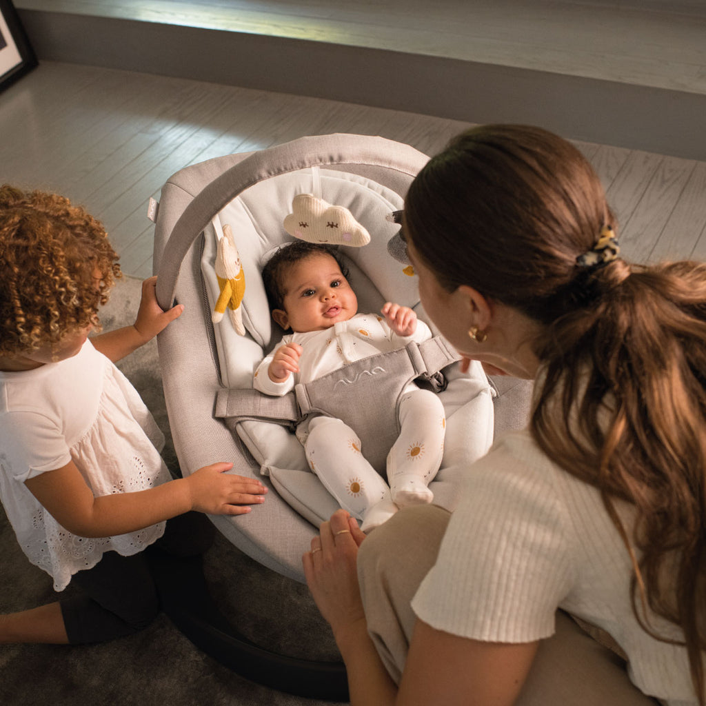 Espreguiçadeira Nuna Leaf Grow com o redutor de assento acolchoado removível, pronto para lavagem na máquina.