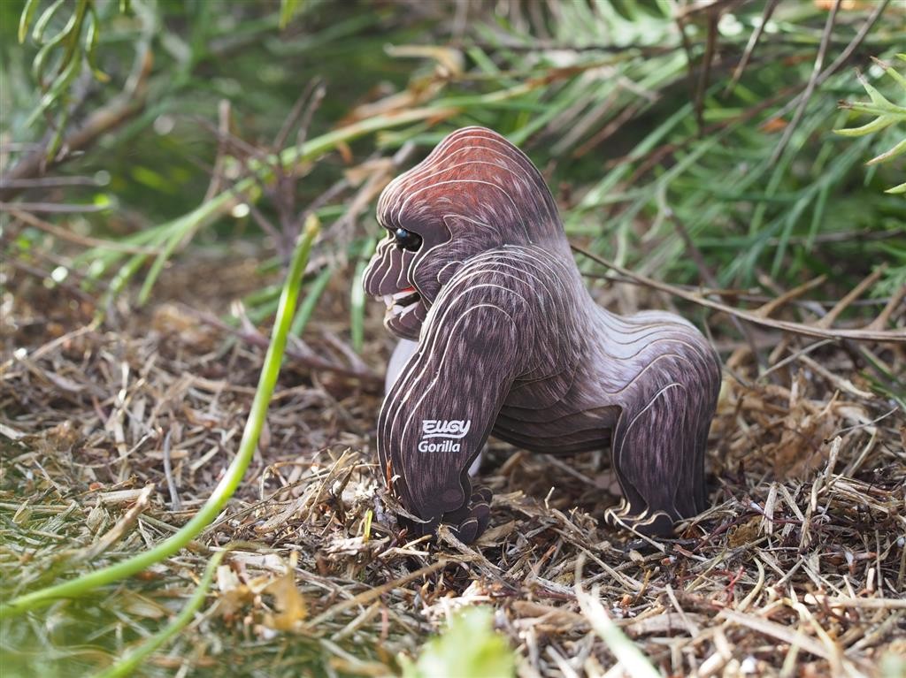 Eugy Puzzle 3D Gorila em cartão ecológico montado em perspetiva frontal