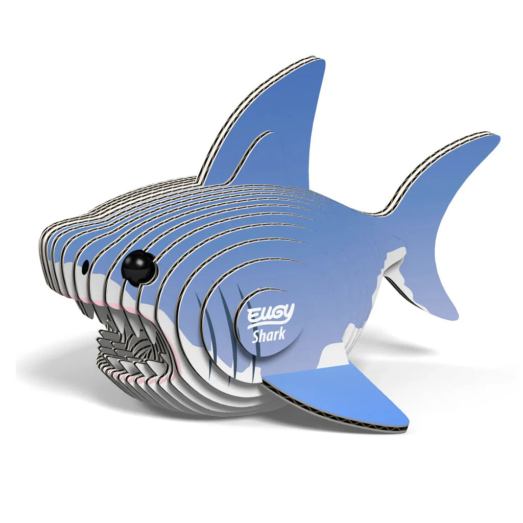 Puzzle 3D Eugy Tubarão em cartão biodegradável montado sobre fundo claro