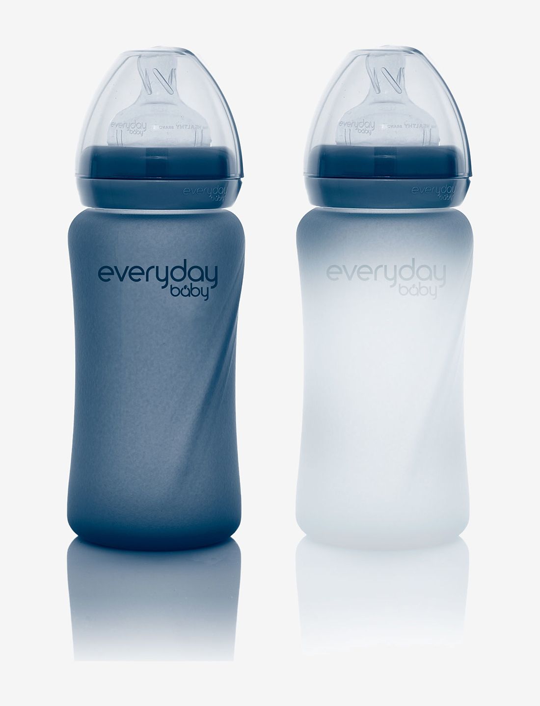 Biberão Everyday Baby de cristal 240ml com revestimento de silicone cinzento, mostrando o design térmico e a tampa protetora.