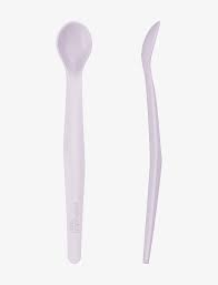 Bebé a segurar a colher de silicone cinza Everyday Baby, ideal para iniciar a autoalimentação.