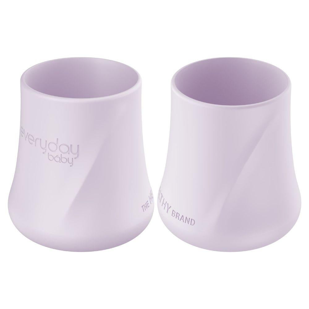 Detalhe do copo de silicone Everyday Baby mostrando a textura macia e as bordas lisas, seguras para os dentes.