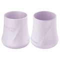 Detalhe do copo de silicone Everyday Baby mostrando a textura macia e as bordas lisas, seguras para os dentes.