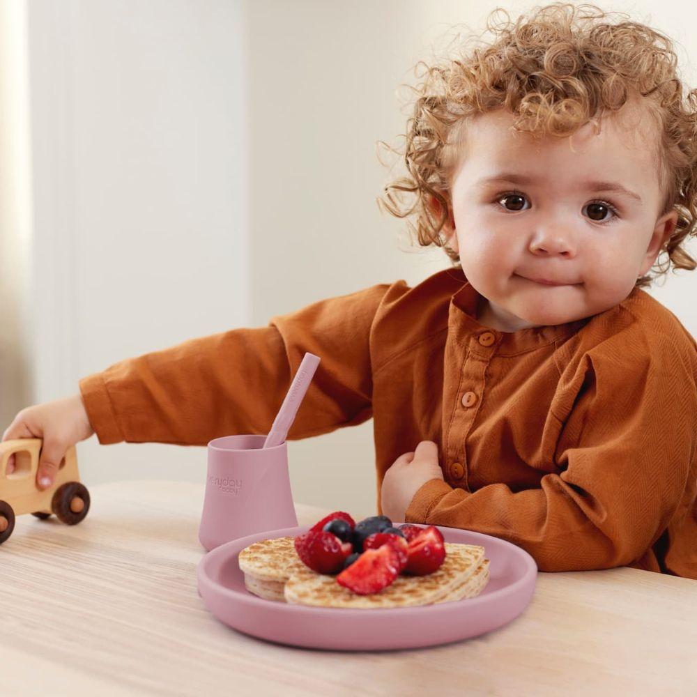 Copo de silicone Everyday Baby em destaque, mostrando a textura macia e as bordas lisas para proteção dos dentes.