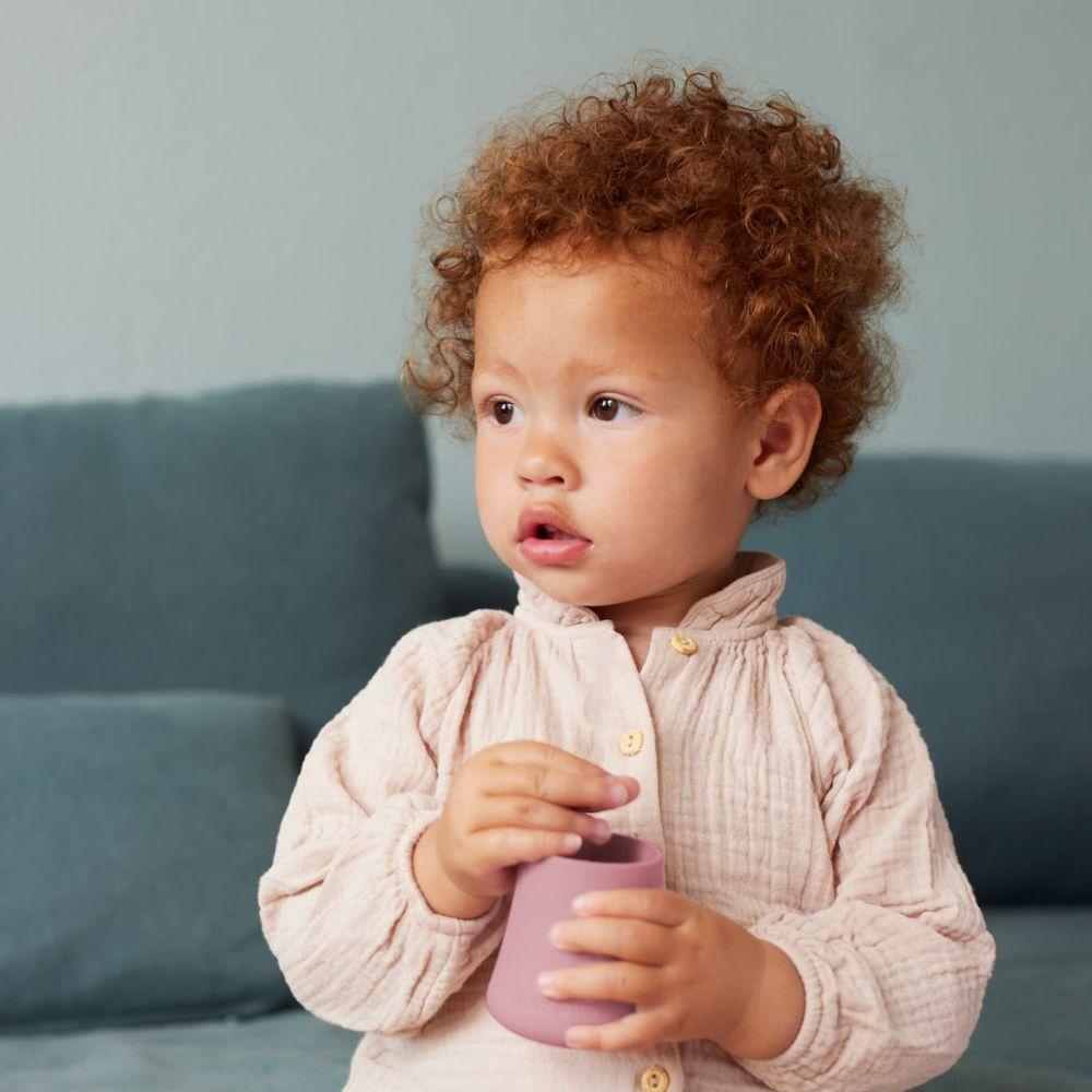 Copo de silicone Everyday Baby no micro-ondas, indicando a sua versatilidade para aquecimento seguro de alimentos e líquidos.