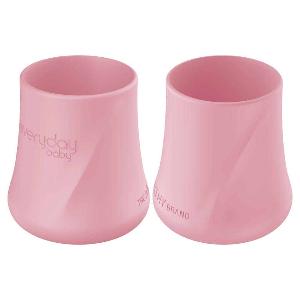 Copo de silicone Everyday Baby ao lado de um bebé a beber, ilustrando o uso prático e ergonómico do produto.