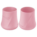 Copo de silicone Everyday Baby ao lado de um bebé a beber, ilustrando o uso prático e ergonómico do produto.