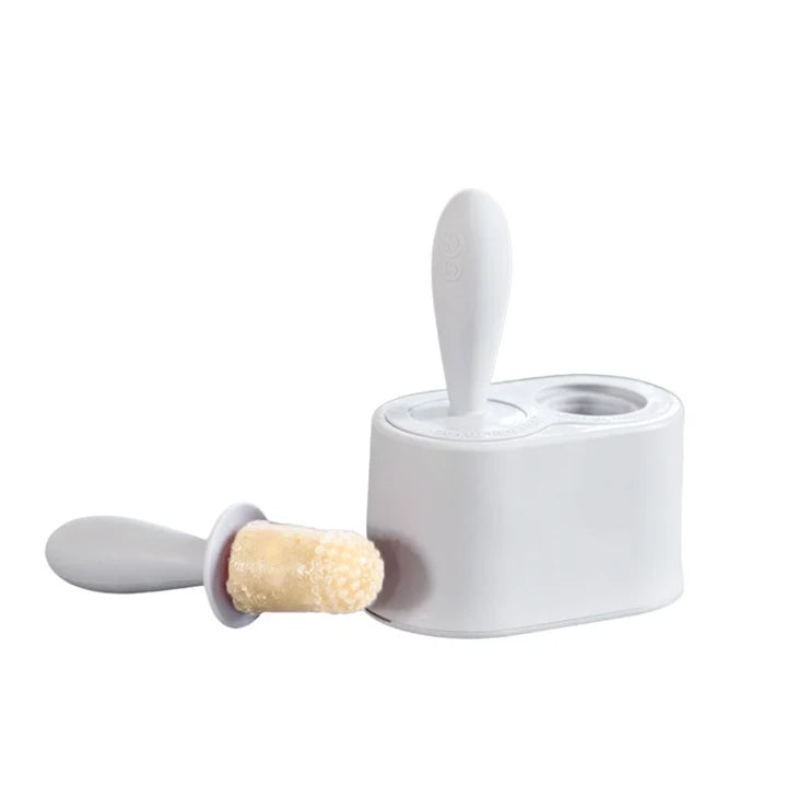 Molde para gelados de bebé ezpz Tiny Pops em silicone cinzento com suporte e pegas.