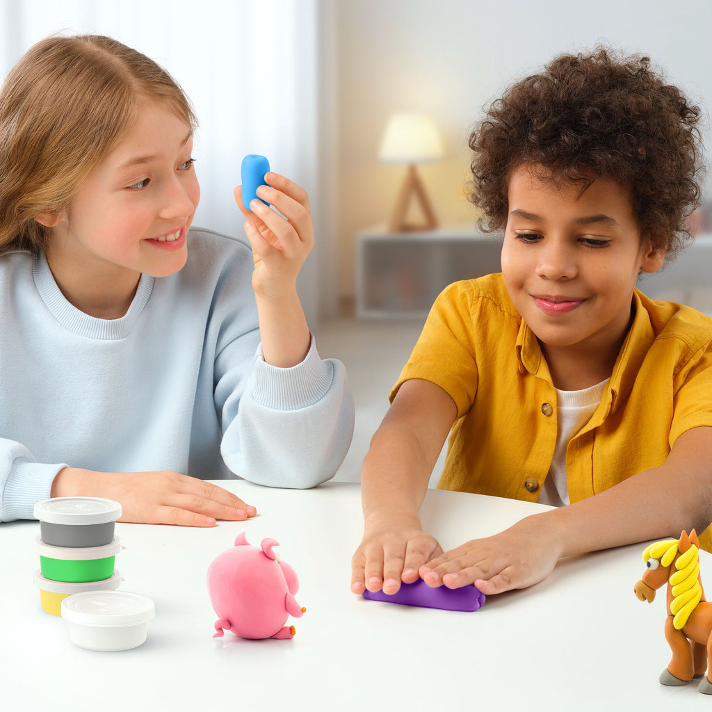 Duas crianças, um menino e uma menina, a brincar com pasta de modelar HEY CLAY Animais, criando figuras como um porco rosa e um cavalo castanho.