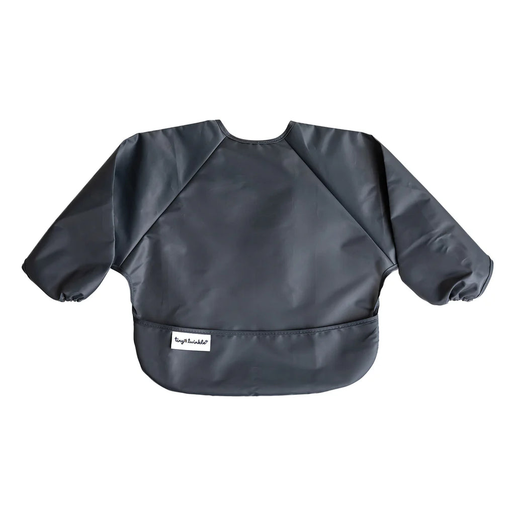 Babete Tiny Twinkle com mangas na cor cinza escuro, exibido em plano num fundo branco, mostrando o bolso frontal e a etiqueta da marca.