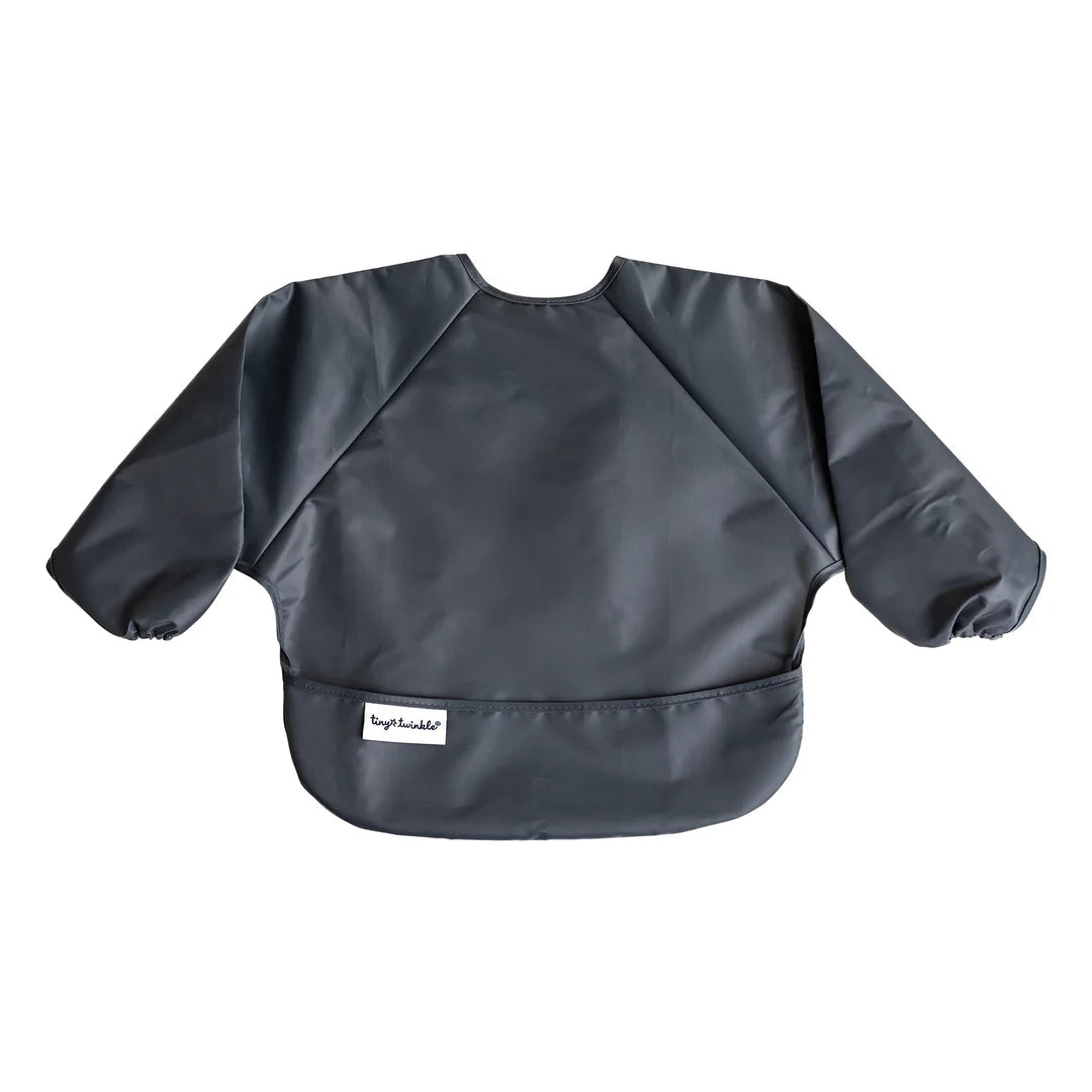 Babete Tiny Twinkle com mangas na cor cinza escuro, exibido em plano num fundo branco, mostrando o bolso frontal e a etiqueta da marca.