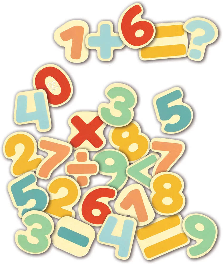 Detalhe de vários números e símbolos magnéticos Hape coloridos espalhados, incluindo "1+6=?" e outros números.