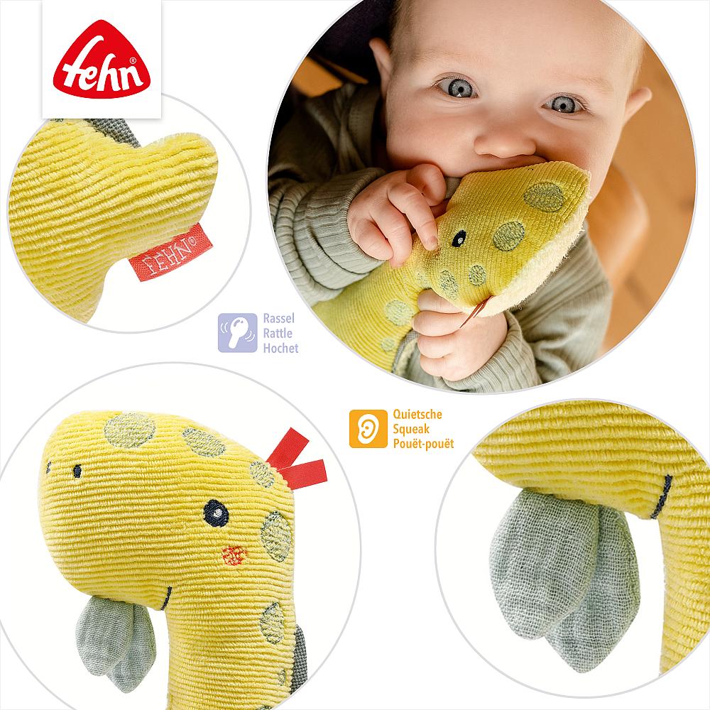 Detalhes do chocalho dinossauro Fehn: bebé a morder, etiqueta com marca, funções de chocalho e guincho, e detalhes texturizados.