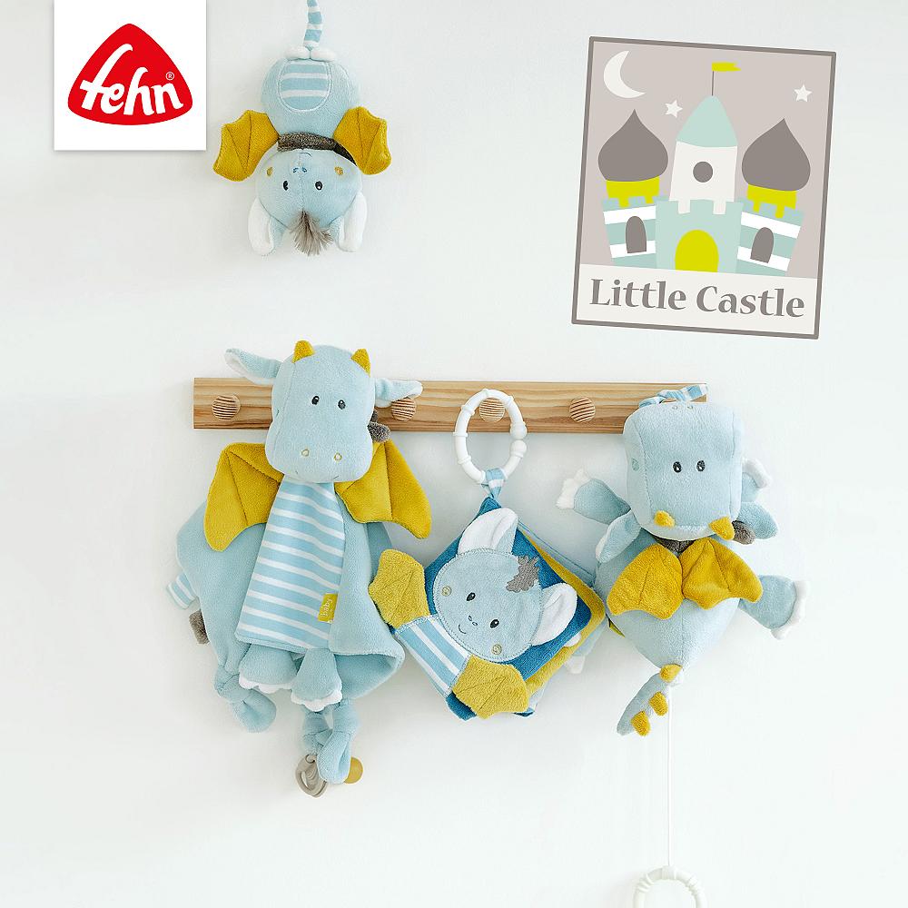 Exposição de vários brinquedos Fehn da linha "Little Castle", incluindo o livro sensorial, pendurados numa prateleira de madeira, com um decalque de castelo na parede.