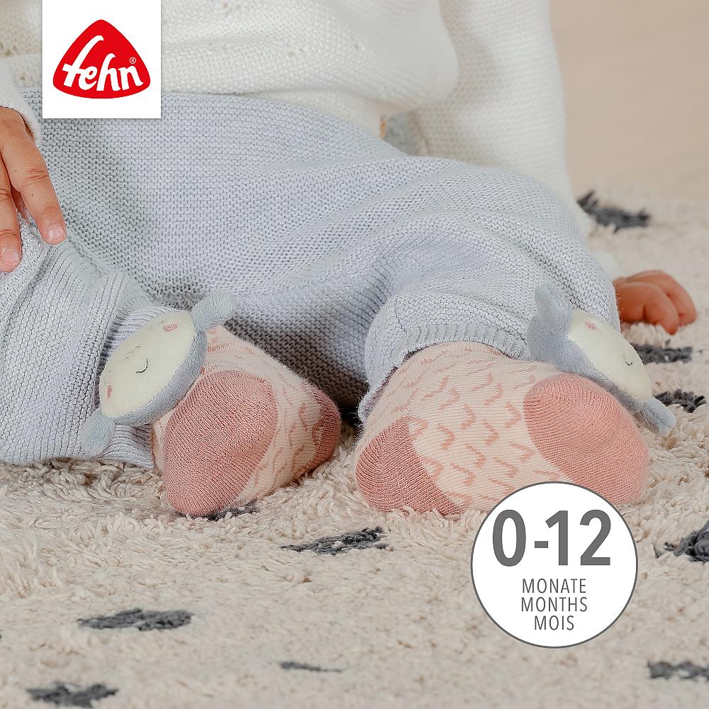 Bebé sentado no chão com as meias Fehn Sereia nos pés, destacando o design divertido e a faixa etária de 0-12 meses.
