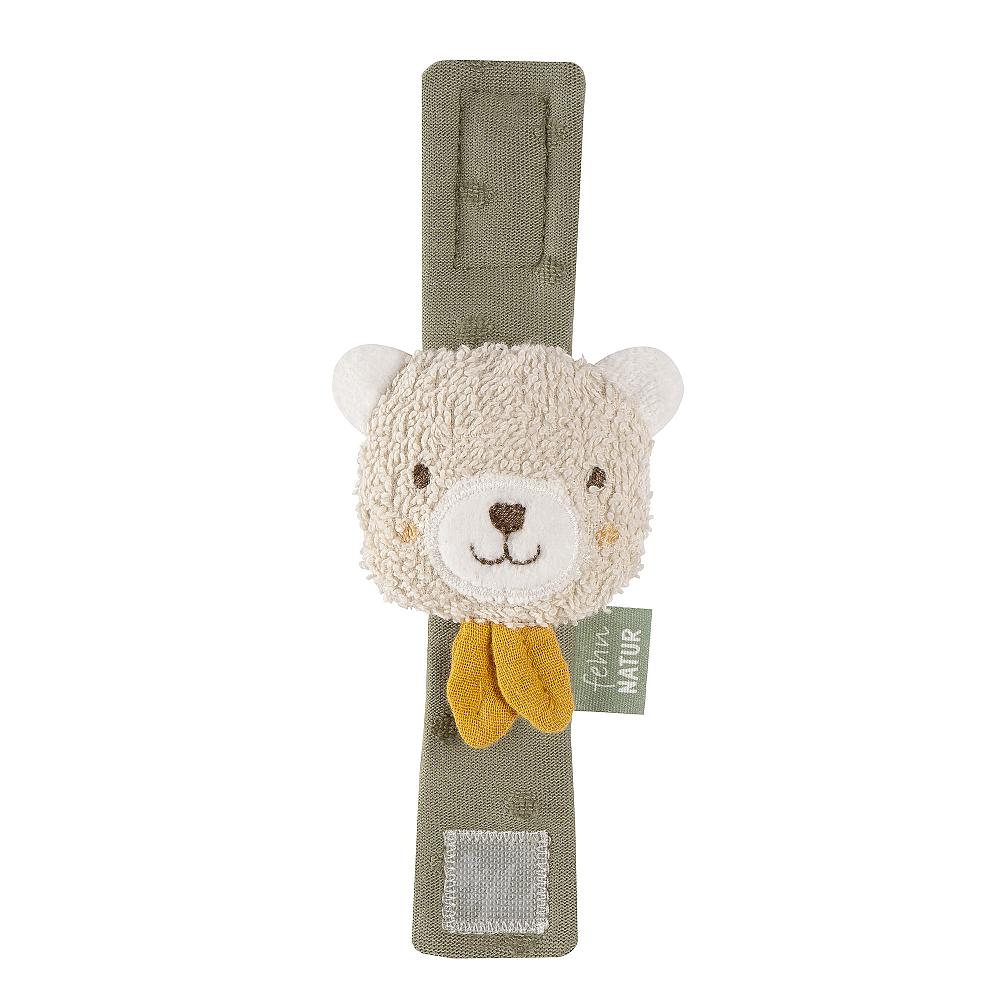 Pulseira de atividades Fehn com guizo em forma de urso, em tecido felpudo bege e alça verde-azeitona, com etiqueta "Fehn Natur".