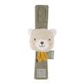 Pulseira de atividades Fehn com guizo em forma de urso, em tecido felpudo bege e alça verde-azeitona, com etiqueta "Fehn Natur".