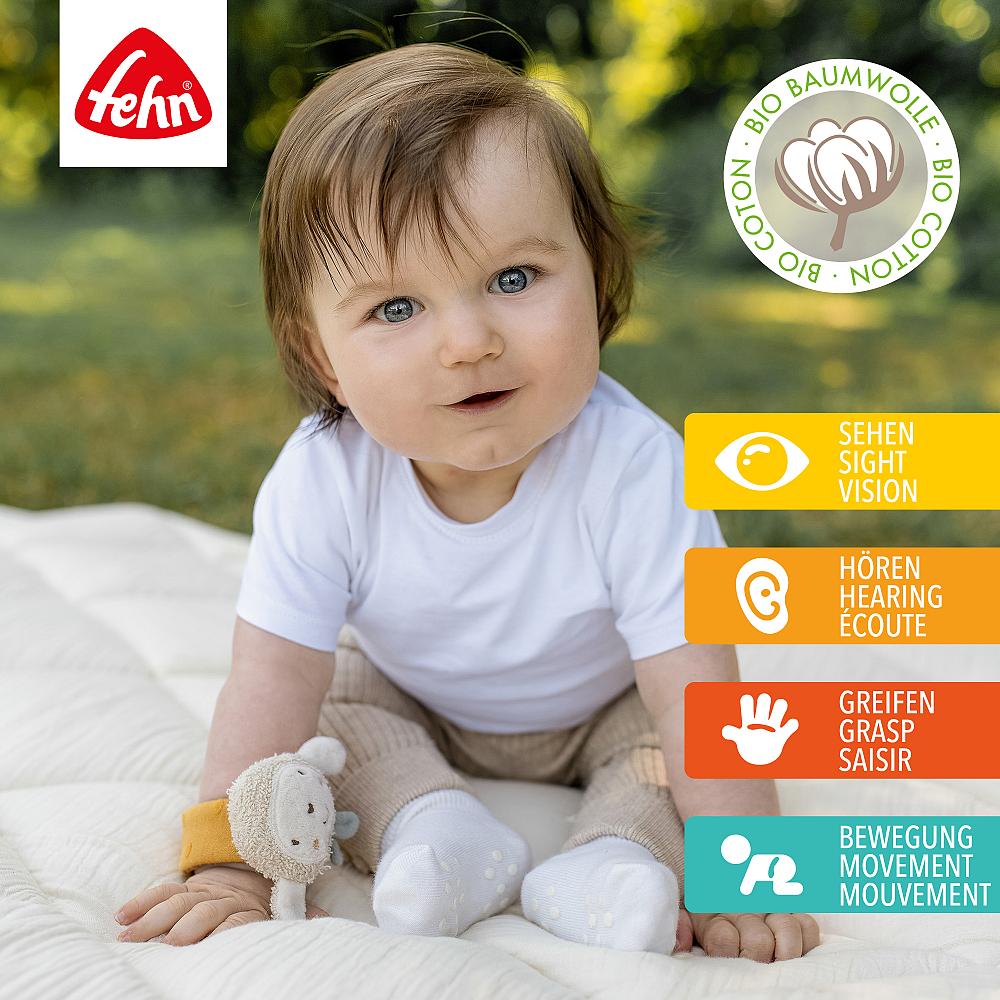 Bebé a gatinhar com a pulseira Fehn Ovelha no pulso, destacando os benefícios para visão, audição, preensão e movimento.