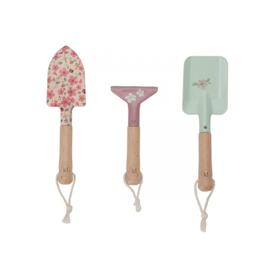 As três ferramentas de jardinagem principais (pá floral, ancinho rosa, pá verde menta) com cabos de madeira, isoladas em fundo branco.