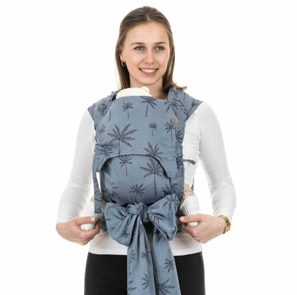 Fidella FlyTai Babysize em tecido jacquard azul com padrão de palmeiras