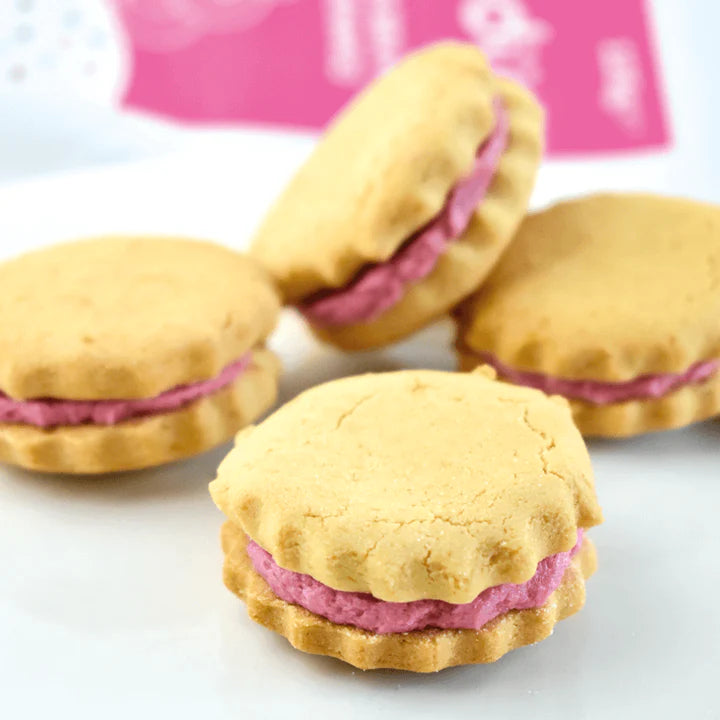 Exemplo de buttercream de morango pronto, cremoso e rosa, decorando um bolo de camadas de forma elegante.
