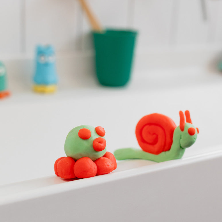 Figuras de um caracol e um polvo moldados com a massa de banho colorida PataPloof.