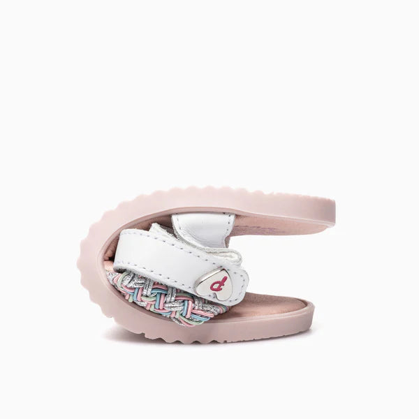 Demonstração da flexibilidade da sola da sandália barefoot Pablosky