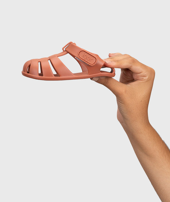 Demonstração da flexibilidade da sola da sandália Igor Barefoot Nemo para bebé.