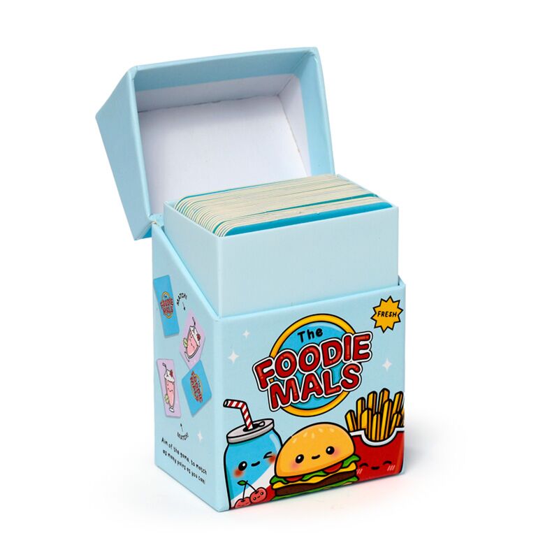 Caixa do jogo Foodiemals Memory Cards aberta, mostrando a quantidade de cartas incluídas.
