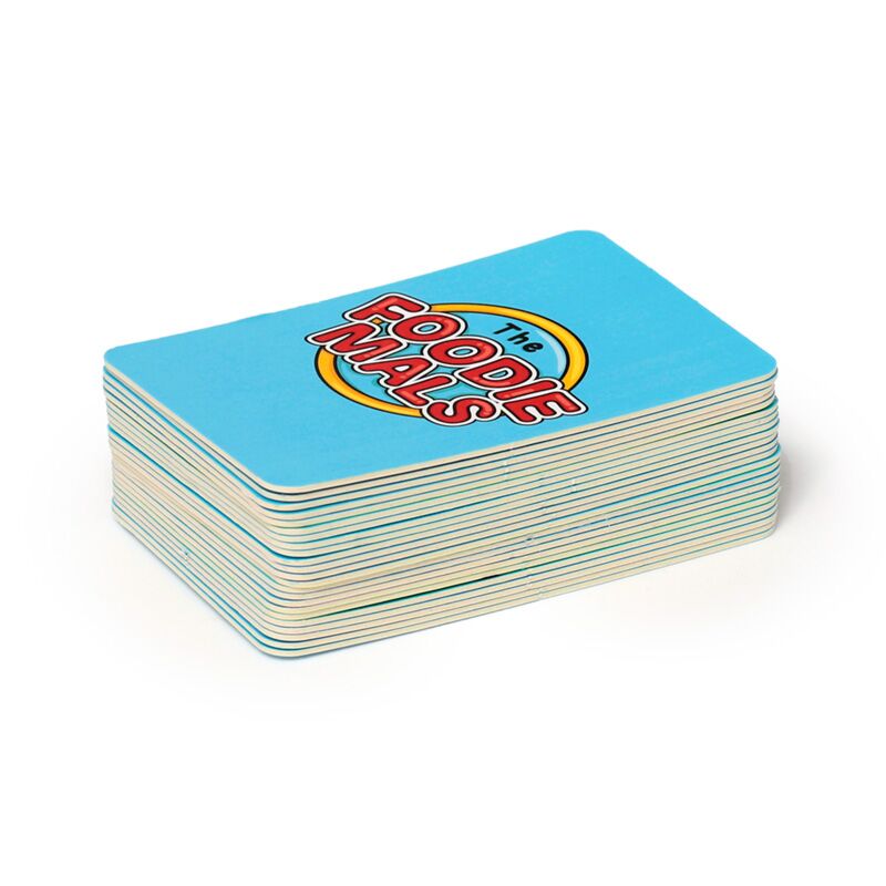 Pilha de cartas do jogo Foodiemals Memory Cards, com foco na textura e na cor do cartão.