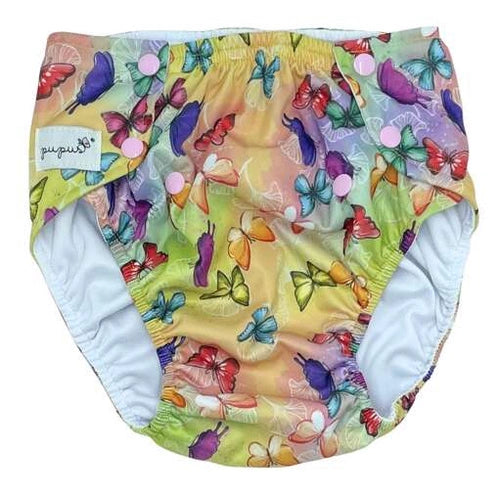 Vista frontal da fralda absorvente Pupus para crianças grandes com padrão decorativo de borboletas e molas laterais cor-de-rosa.