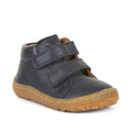 Bota Froddo Barefoot First Step em pele azul escura, estilo botim com duas tiras de velcro e sola de borracha castanha clara.