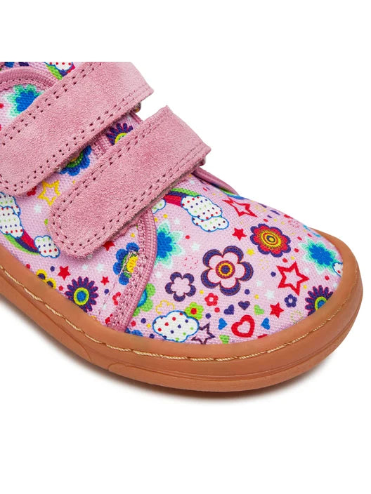 Vista aproximada da Froddo Barefoot sapatilha em lona floral, evidenciando os detalhes do fecho em velcro rosa e a costura reforçada.