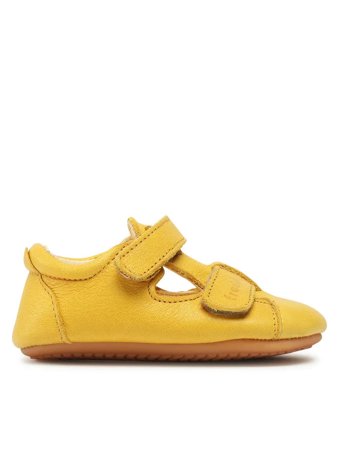 Froddo Barefoot Prewalkers sandália em couro amarelo com fecho em velcro e sola flexível. Design minimalista e confortável para os primeiros passos do bebé.