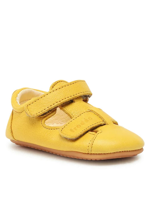 Froddo Barefoot Prewalkers sandália em couro amarelo com fecho em velcro e sola flexível. Design minimalista e confortável para os primeiros passos do bebé.