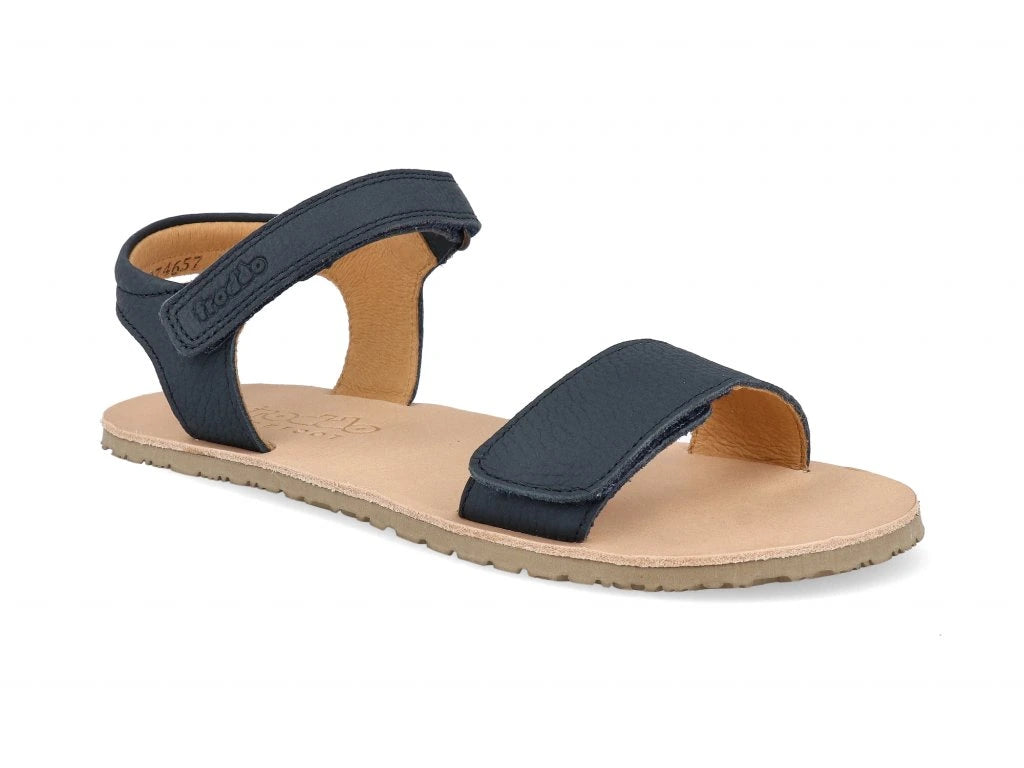 Sandália barefoot Froddo Flexy Lia em pele lisa azul escura, vista lateral, com fivela ajustável e sola fina.