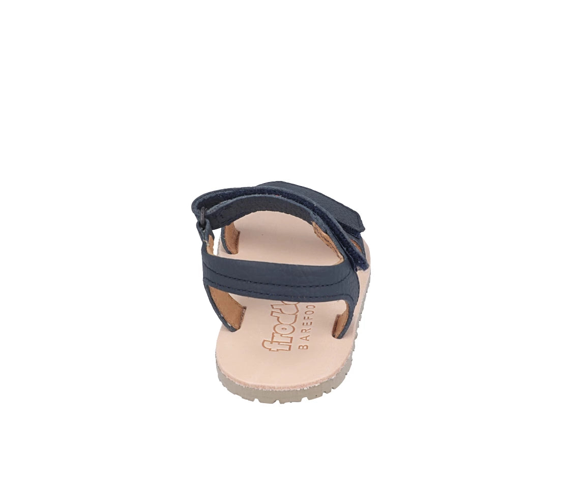 Vista traseira da sandália barefoot Froddo Flexy Lia, focando na tira de velcro do calcanhar e na marca "Froddo Barefoot" na palmilha.