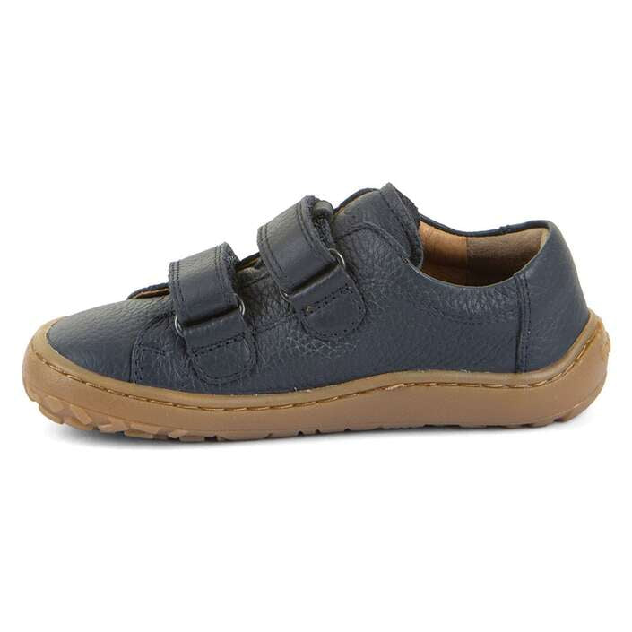 Sapatilha Froddo Barefoot de pele azul escura, vista de perfil, mostrando a sola fina e flexível e o fecho de velcro.