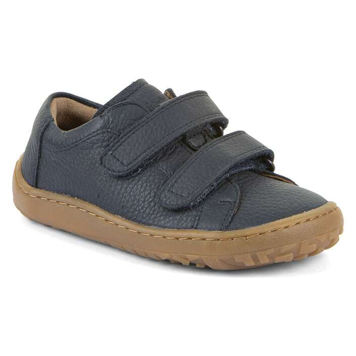Sapatilha Froddo Barefoot infantil em pele azul escura, modelo desportivo com fecho de velcro duplo, vista frontal em ângulo.