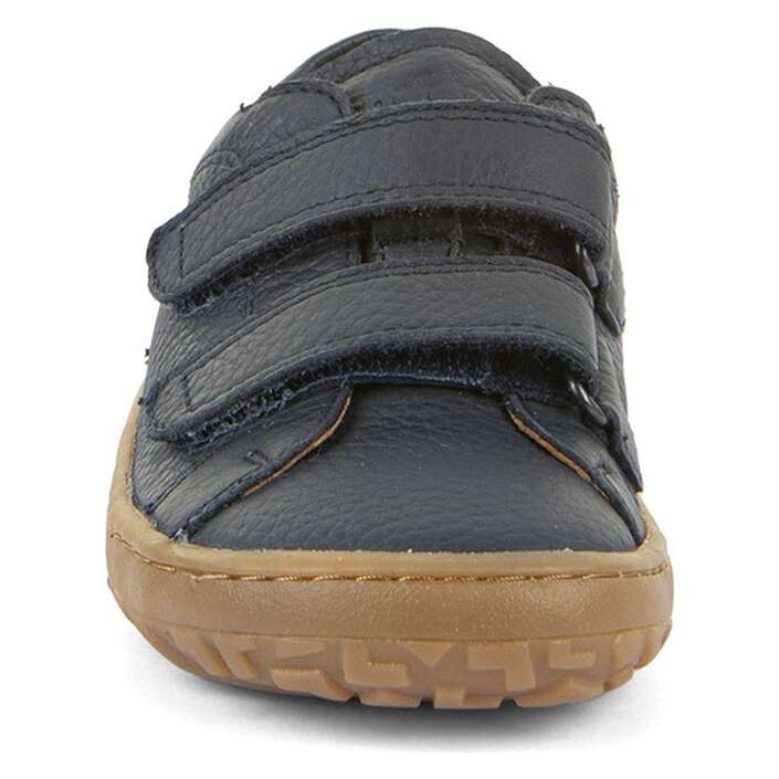 Detalhe frontal da sapatilha Froddo Barefoot em pele azul escura, focando no fecho de velcro e na biqueira protetora e sola de borracha.
