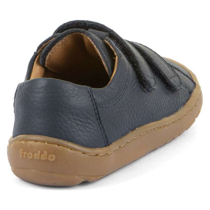 Vista traseira da sapatilha Froddo Barefoot infantil em pele azul escura, mostrando o calcanhar e o logótipo "froddo" gravado na sola castanha.