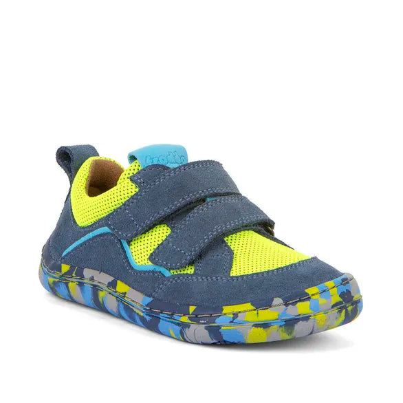 Sapatilha desportiva Froddo Barefoot para criança, em pele azul-escura com detalhes em malha verde-limão e fecho duplo de velcro. Sola com padrão camuflado azul e amarelo.
