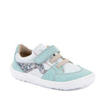 Sapatilha Froddo Barefoot para criança, cor menta e branco, com fecho de velcro e detalhe lateral em glitter prateado.