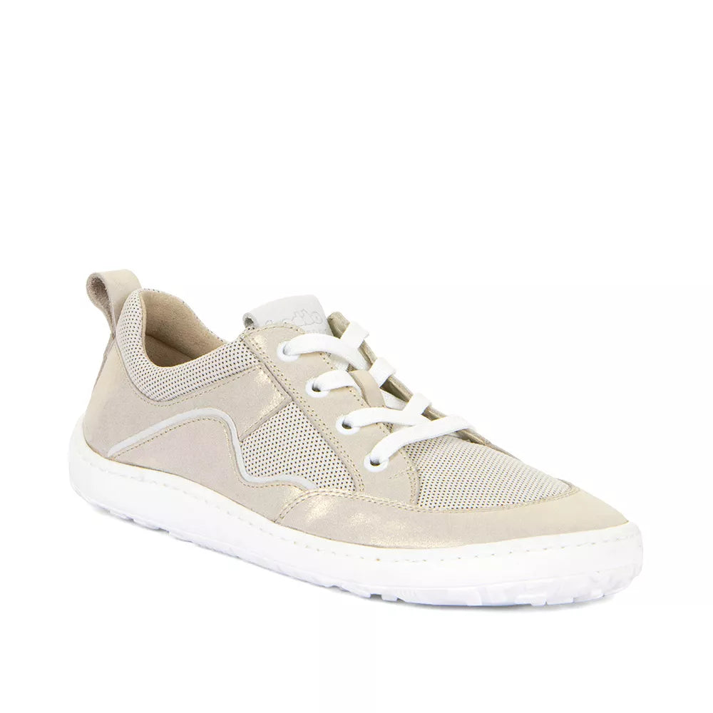 Sapatilha barefoot Froddo Geo Gold Shine em bege claro, vista de três quartos frontal, com atacadores brancos e sola branca.