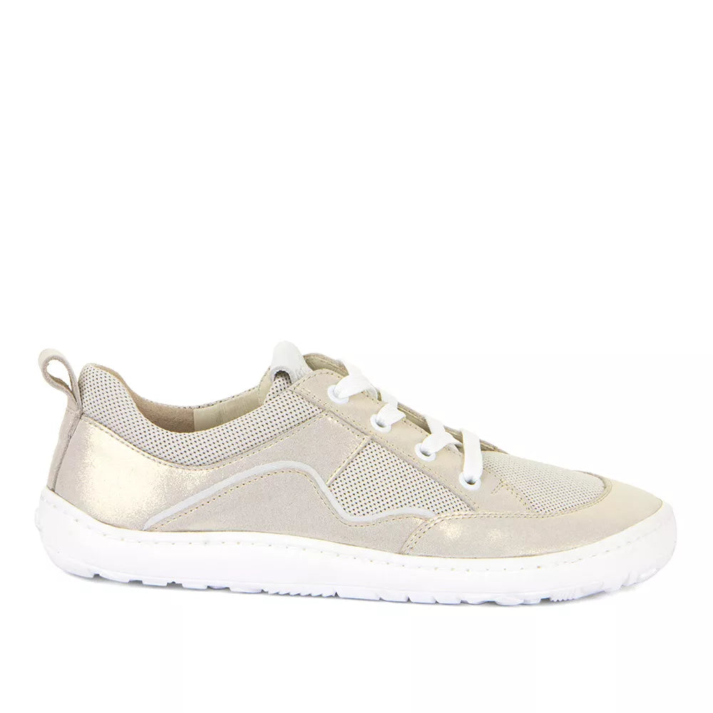 Sapatilha barefoot Froddo Geo Gold Shine, cor bege/dourado claro, com atacadores brancos, vista lateral completa, destacando o design moderno e a sola fina.